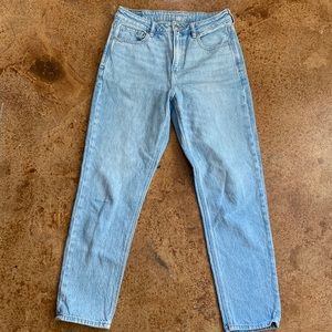 American Eagle Outfitter Strigid light wash vintage style high rise Mom jeans